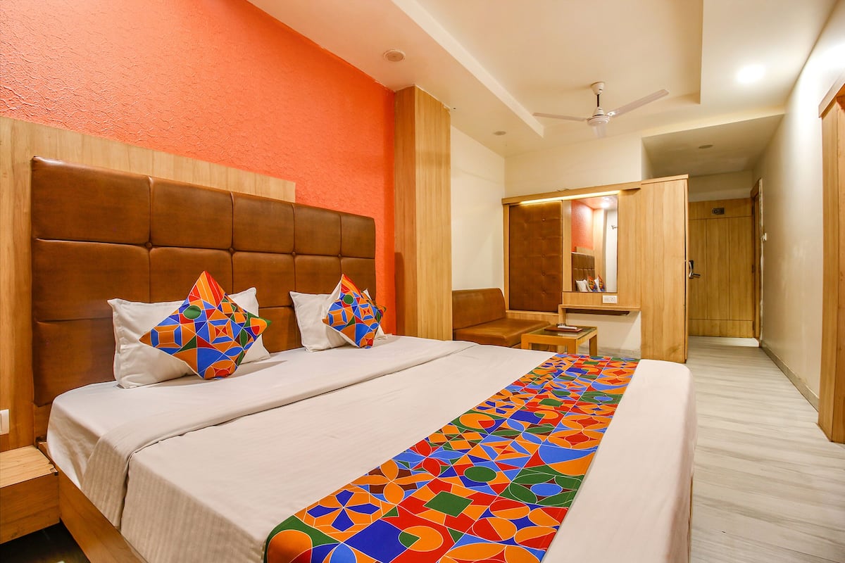 Deluxe Room | Egyptian cotton sheets, premium bedding, in-room safe, desk