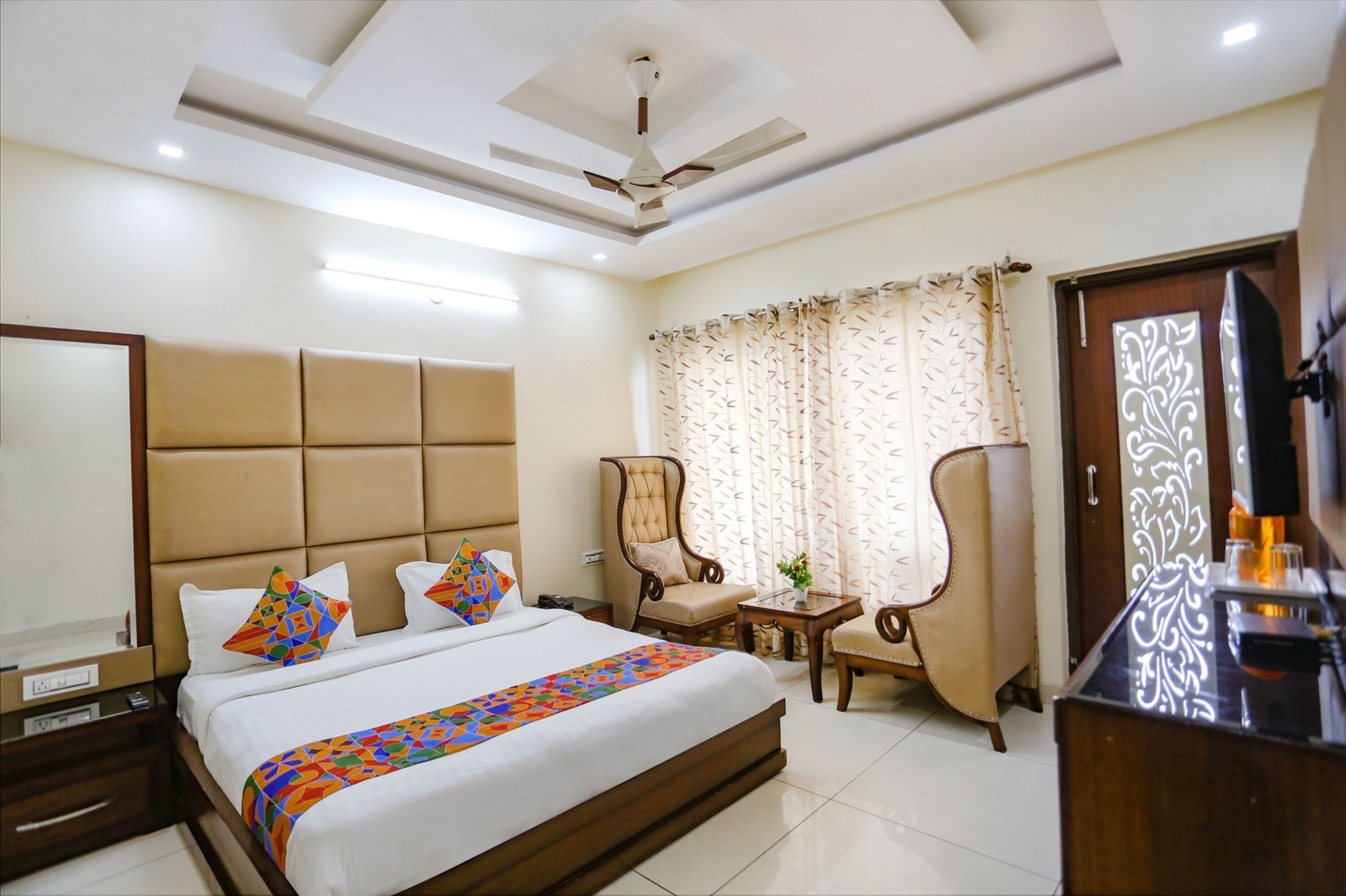 Egyptian cotton sheets, premium bedding, in-room safe, desk