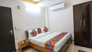 Egyptian cotton sheets, premium bedding, in-room safe, desk
