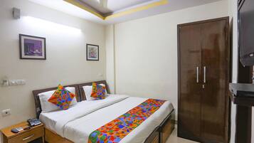 Egyptian cotton sheets, premium bedding, in-room safe, desk