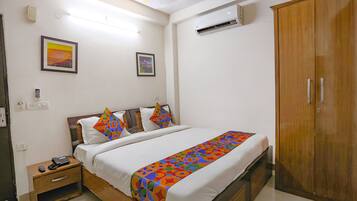 Egyptian cotton sheets, premium bedding, in-room safe, desk