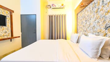 Egyptian cotton sheets, premium bedding, in-room safe, desk