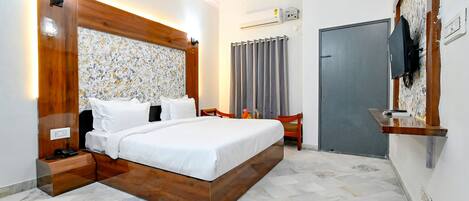 Deluxe Room | Egyptian cotton sheets, premium bedding, in-room safe, desk