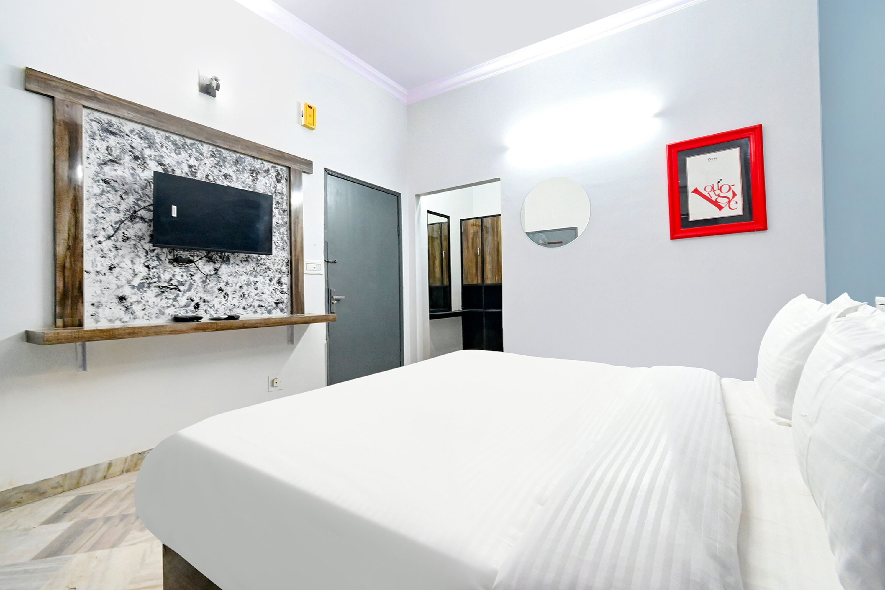 Egyptian cotton sheets, premium bedding, in-room safe, desk