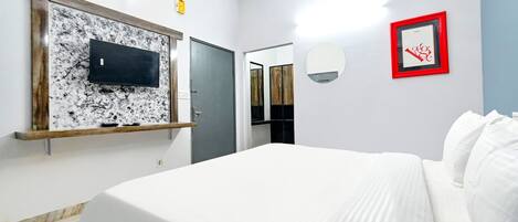 Egyptian cotton sheets, premium bedding, in-room safe, desk