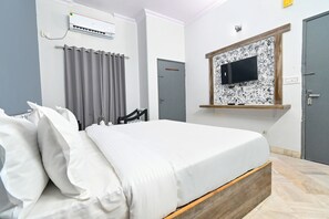 Egyptian cotton sheets, premium bedding, in-room safe, desk - Fabhotel Classic Holiday (Jaipur)