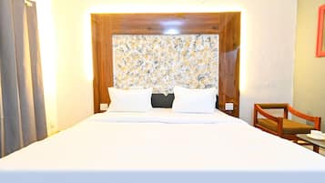 Egyptian cotton sheets, premium bedding, in-room safe, desk