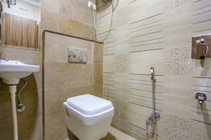 Shower, rainfall showerhead, free toiletries, towels