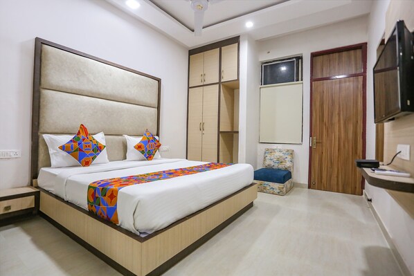 Egyptian cotton sheets, premium bedding, in-room safe, desk