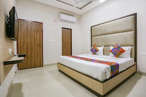 Egyptian cotton sheets, premium bedding, in-room safe, desk