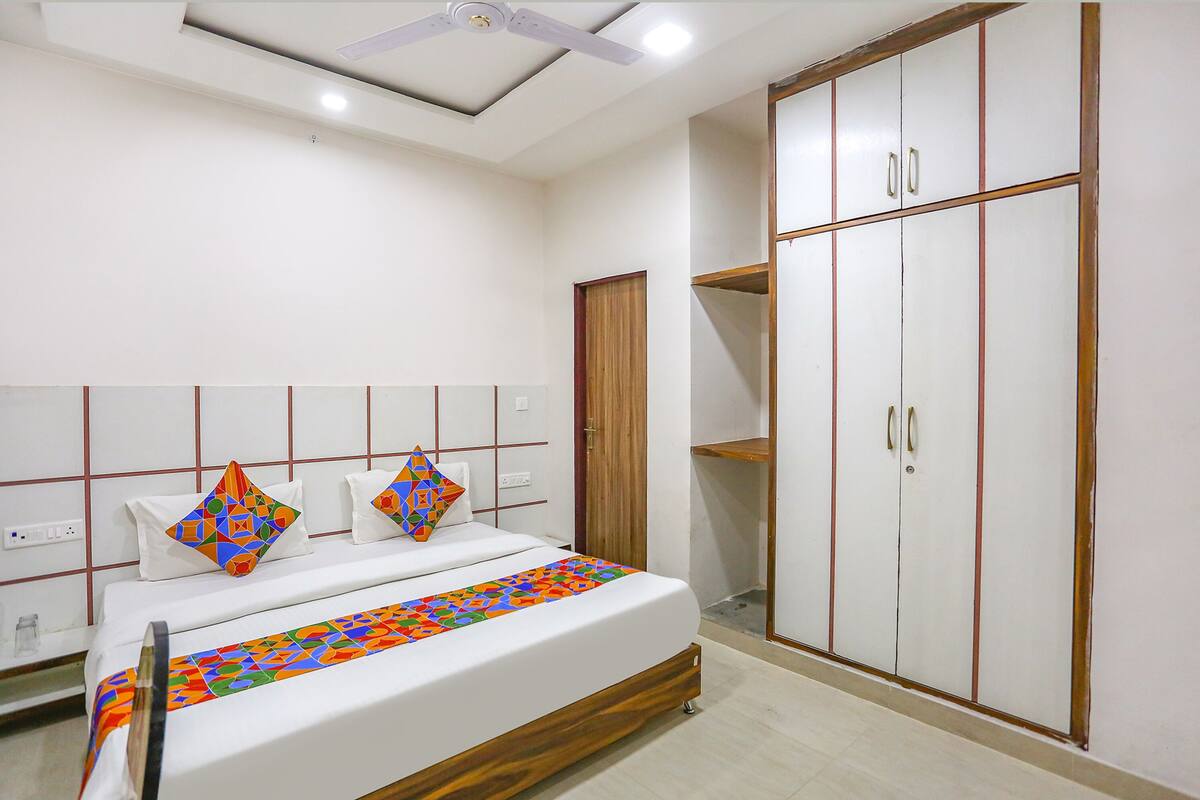 Egyptian cotton sheets, premium bedding, in-room safe, desk