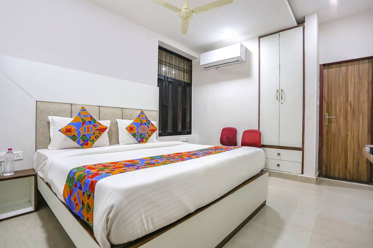 Egyptian cotton sheets, premium bedding, in-room safe, desk