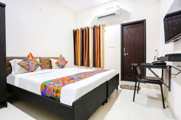 ملاءات من القطن المصري وأغطية فراش متميزة وخزنة داخل الغرفة ومكتب