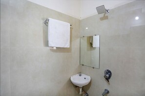 وحدات دش مع أحواض استحمام، دُش غزير، مستلزمات مجانية للعناية الشخصية