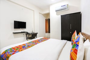Egyptian cotton sheets, premium bedding, in-room safe, desk