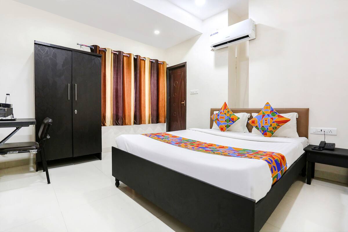 Deluxe Room | Egyptian cotton sheets, premium bedding, in-room safe, desk