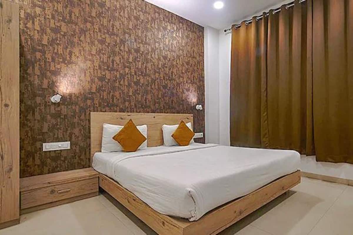 Deluxe Room | Egyptian cotton sheets, premium bedding, in-room safe, desk