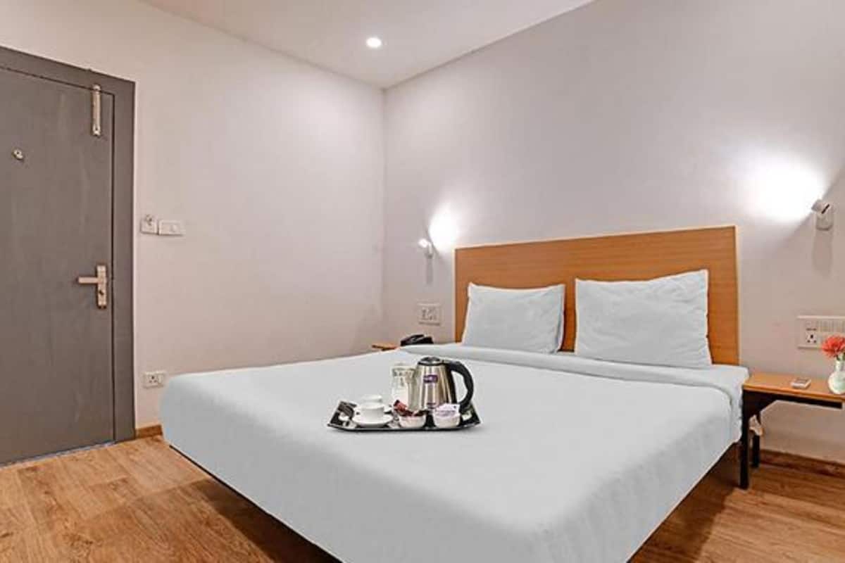 Deluxe Room | Egyptian cotton sheets, premium bedding, in-room safe, desk