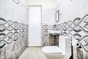 Shower, rainfall showerhead, free toiletries, towels - Fabhotel Pride Inn (Hyderabad)