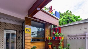 L’entrée d’un hôtel, dotée d’un design moderne, d’une porte en verre et d’une enseigne.