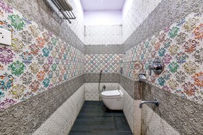 Deluxe Room | Bathroom | Shower, rainfall showerhead, free toiletries, towels - Fabhotel Mayank Residency (Dehradun)