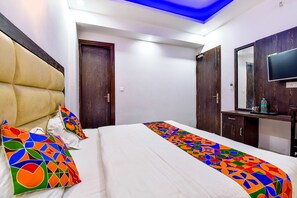 Egyptian cotton sheets, premium bedding, in-room safe, desk - Fabhotel Mayank Residency (Dehradun)