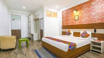 Egyptian cotton sheets, premium bedding, in-room safe, desk