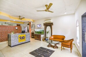 Quầy tiếp tân