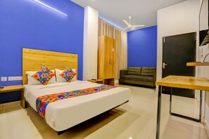 ملاءات من القطن المصري وأغطية فراش متميزة وخزنة داخل الغرفة ومكتب