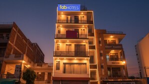 Een meerhoog gebouw met een bordje met de tekst 'fabHOTELS' bovenaan.