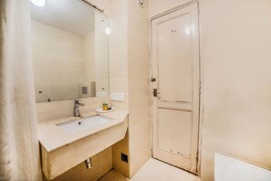 Shower, rainfall showerhead, free toiletries, towels - Fabhotel Bmk Grand (New Delhi)