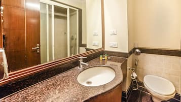 Shower, rainfall showerhead, free toiletries, towels