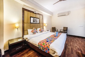 Egyptian cotton sheets, premium bedding, in-room safe, desk