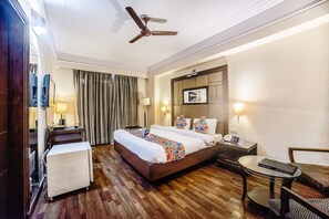 Egyptian cotton sheets, premium bedding, in-room safe, desk - Fabhotel Bmk Grand (New Delhi)