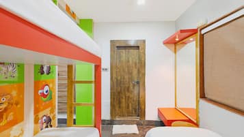 Egyptian cotton sheets, premium bedding, in-room safe, desk