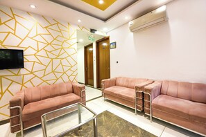 Lobby sitting area - FabHotel Under Bridge (New Delhi)