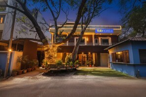 Front of property - FabHotel Under Bridge (New Delhi)