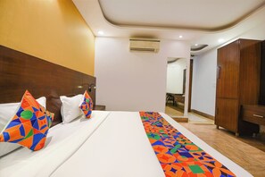 Egyptian cotton sheets, premium bedding, in-room safe, desk