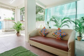 Lobby sitting area - Fabhotel Vardhan House Ii (Pune)