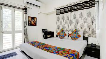 Egyptian cotton sheets, premium bedding, in-room safe, desk