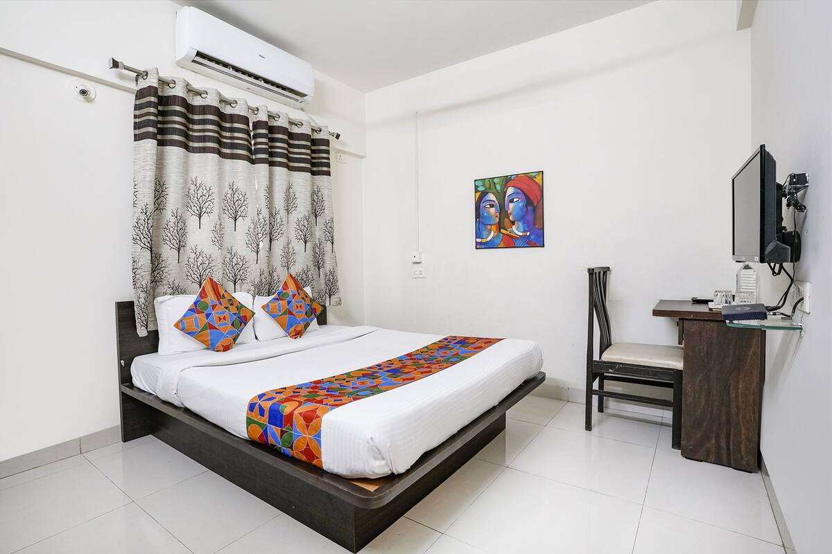 Deluxe Room | Egyptian cotton sheets, premium bedding, in-room safe, desk