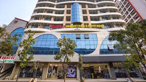 Un immeuble à plusieurs étages, sur lequel on peut voir en évidence une grande enseigne « fabHOTELS » au sommet.