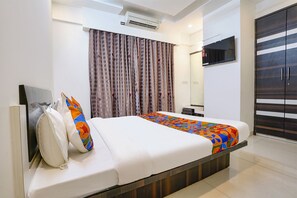 Egyptian cotton sheets, premium bedding, in-room safe, desk