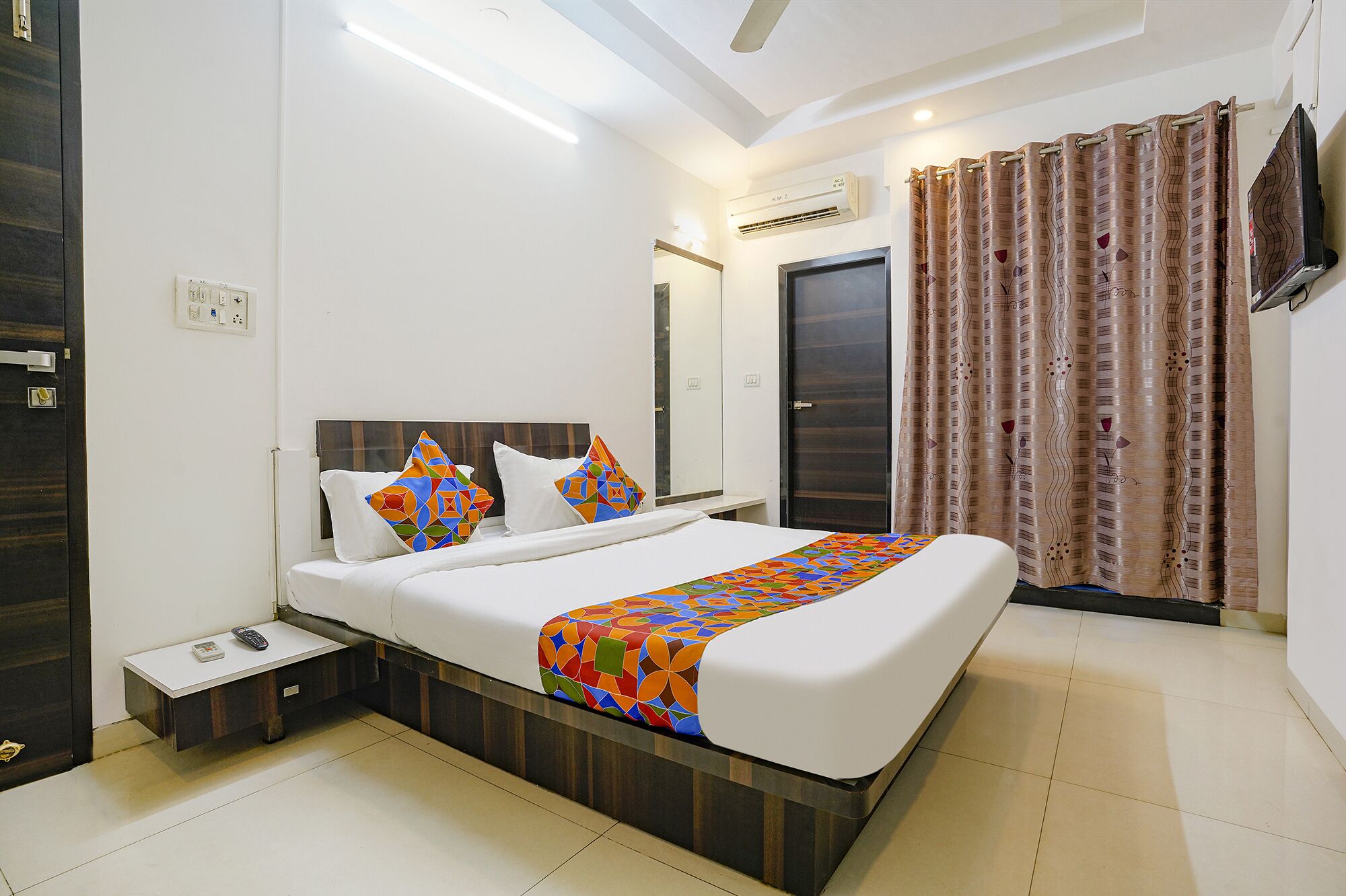 Egyptian cotton sheets, premium bedding, in-room safe, desk