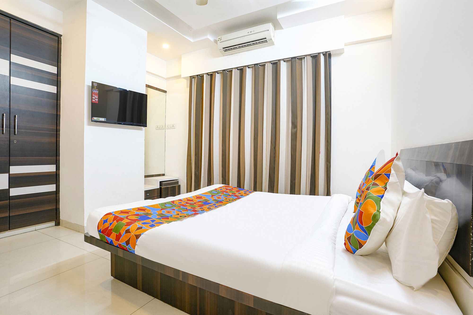 Egyptian cotton sheets, premium bedding, in-room safe, desk