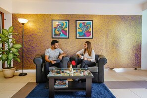 Coin salon dans le hall