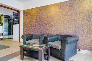 Lobby sitting area - Fabhotel Paradise Inn (Paud)