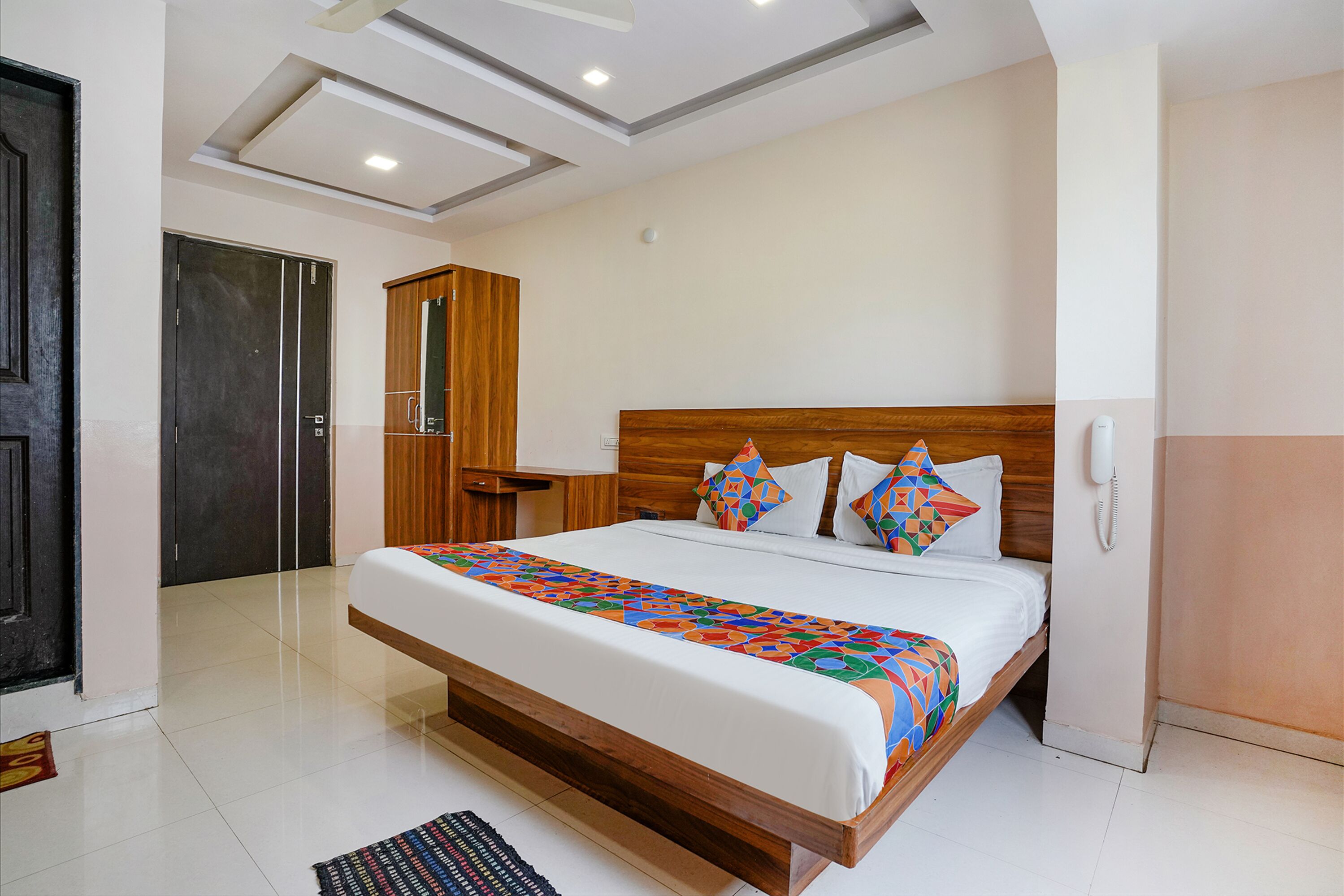 Egyptian cotton sheets, premium bedding, in-room safe, desk