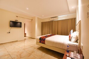 Egyptian cotton sheets, premium bedding, in-room safe, desk