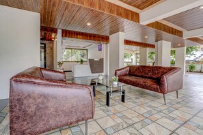 Lobby sitting area - Fabhotel Crystal Homes (Pune)